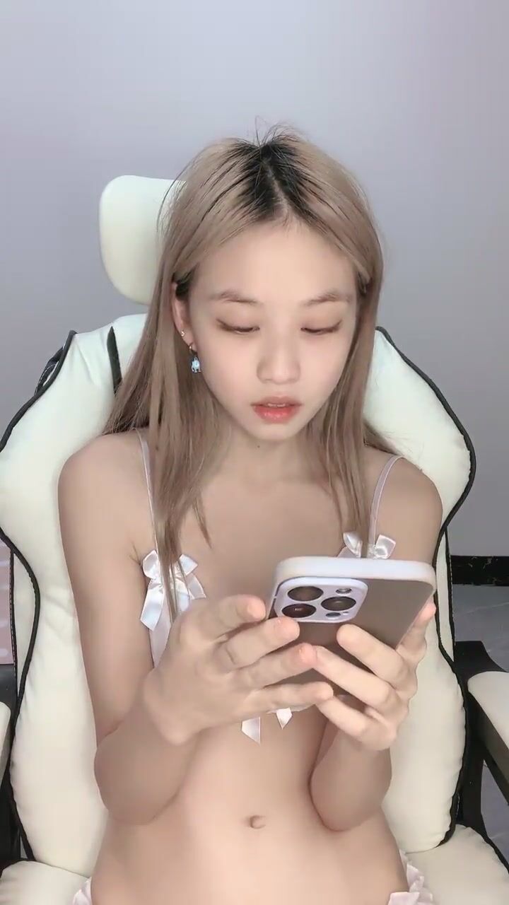 2024年2月，天花板级别，校花心动女生，【初恋女友】沉浸式观赏，一线天粉嫩白虎鲍鱼，掰开给你看（9）