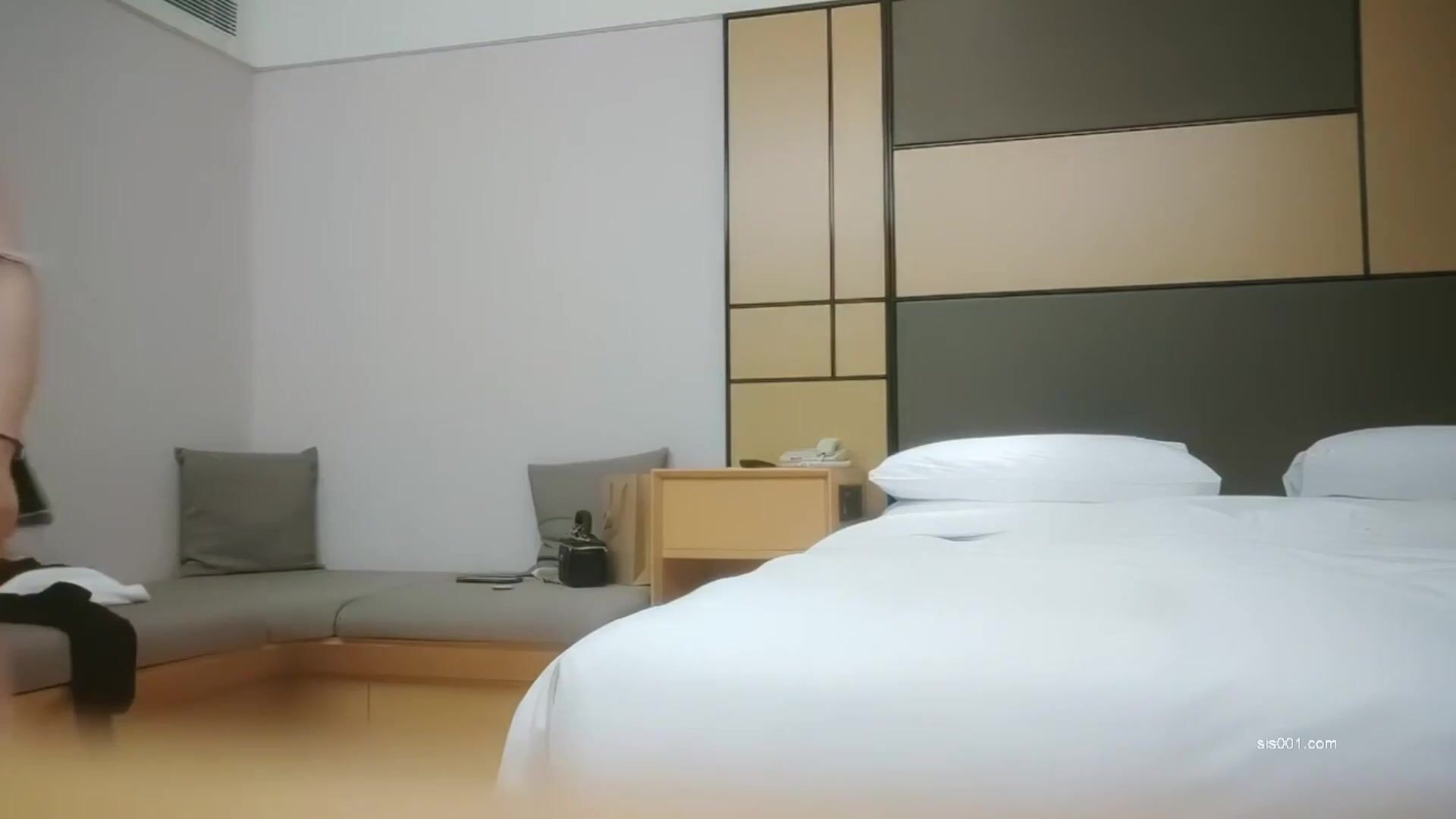 黑丝大奶美女吃鸡啪啪 你轻一点太大了我害怕屁眼你多抹的油你能不能让我休息一下 被大鸡吧操逼又爆菊干的求饶不能动