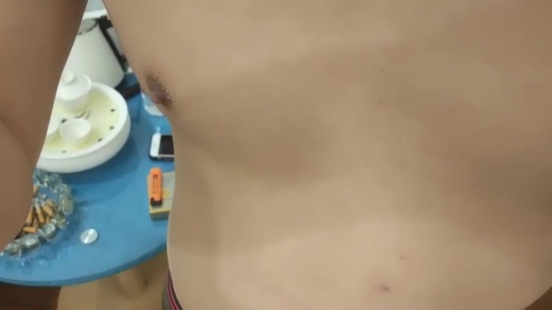 大奶美眉吃鸡啪啪 我妈妈来电话了 啊啊有点痛 皮肤白皙 被大叔后入猛怼 奶子哗哗