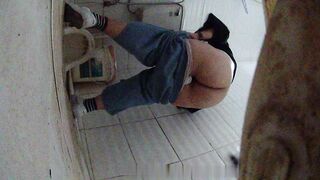 厕拍大神晓月潜入路边饭店女厕偷放设备后拍 女食客尿尿妹子的纸用完了脱下内裤擦屁股