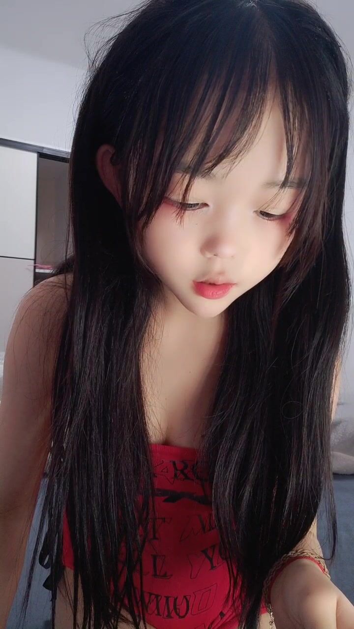 萌萌的骚妹子全程露脸大秀直播，童颜巨乳发育的真不错，风骚大屁股无毛白虎逼，穿上黑丝更诱惑抠到高潮不