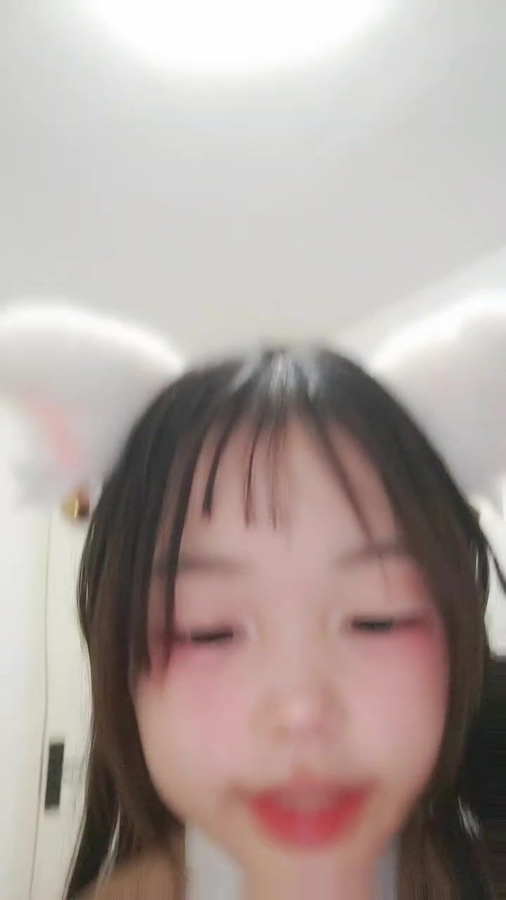 -童颜大奶娃娃脸妹妹！无毛骚穴炮友大战！白丝袜骑乘位，大奶子直晃动，后入抽插，从下往上视角