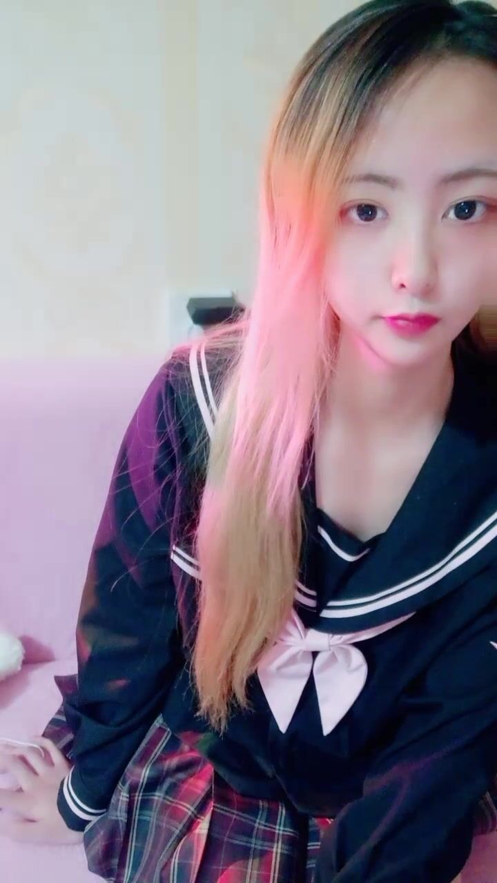 JK装金发小姐姐！撩起裙子没穿内裤！无毛骚穴揉搓，跳蛋塞入按摩器震动，爽的浪叫呻吟