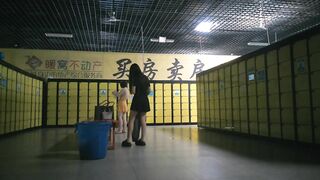 -游泳馆更衣室内部员工偷拍几个白白嫩嫩的少妇换衣服