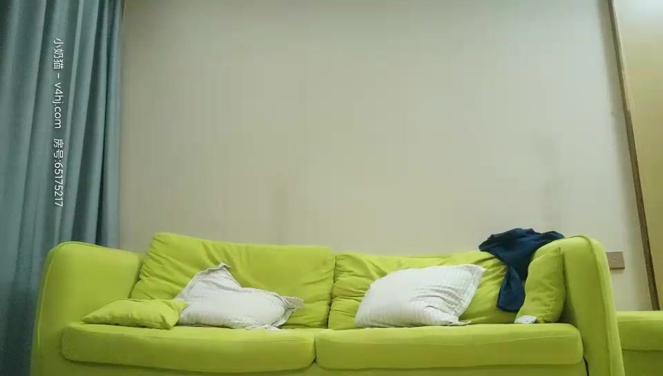 今晚约了个白衣黄发苗条妹子 眼镜胖哥约一脸萌甜美外围美女