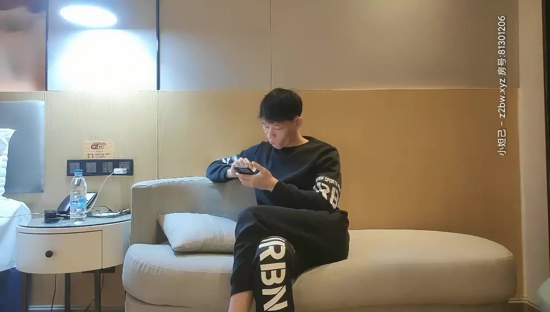 壹屌探花鸭哥上场约了个高颜值白靴性感妹子啪啪，舌吻口交摸逼上位骑坐大力抽插猛操