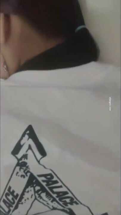 邪恶二人组下药迷翻公司的美女同事带回酒店各种姿势干