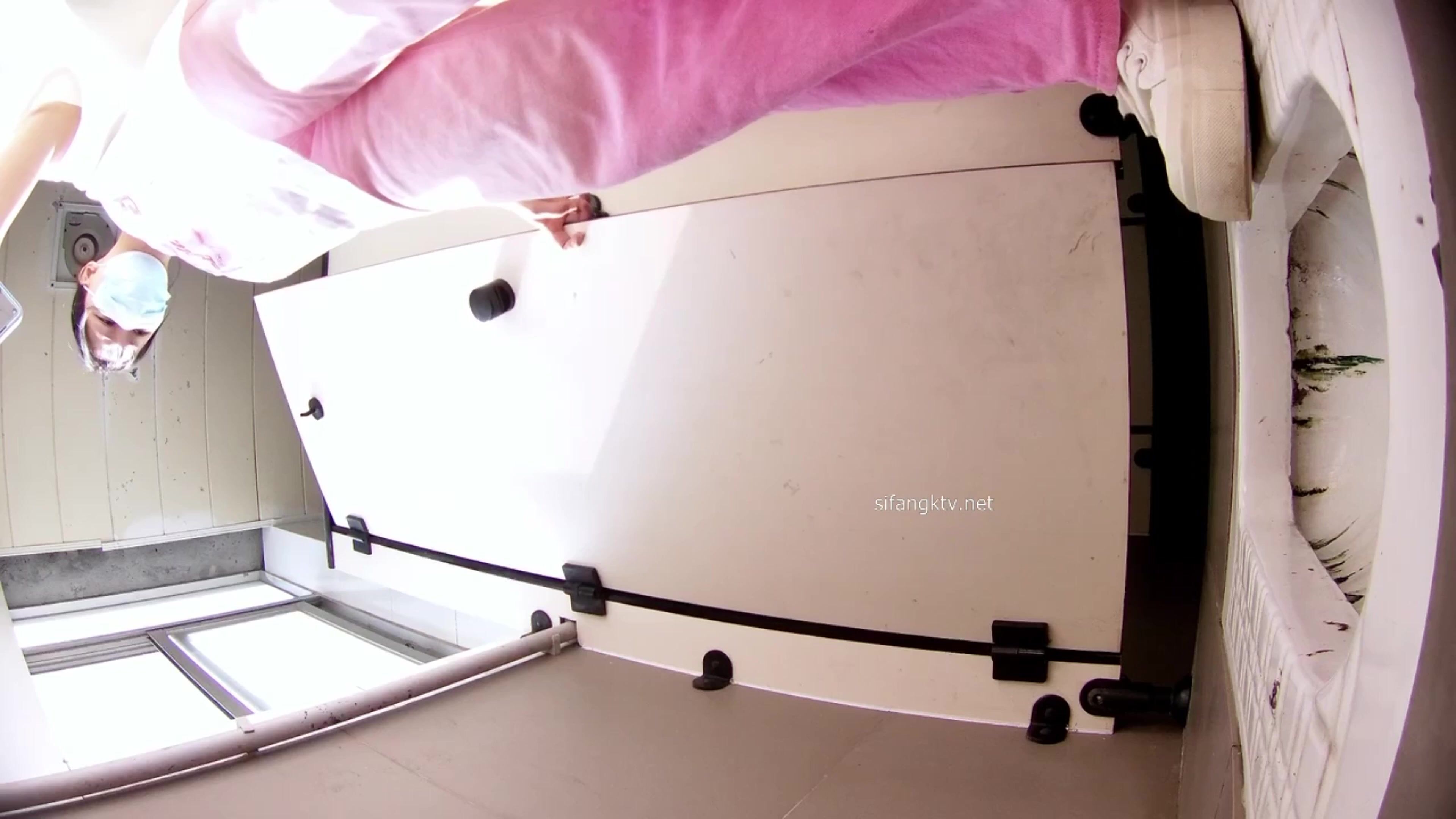 -近水楼台先得月第八期！校内厕拍达人女厕高清固定机位偸拍超多学生妹方便，看脸看逼相当刺激.