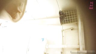 女厕全景偷拍多位美女各种姿势嘘嘘