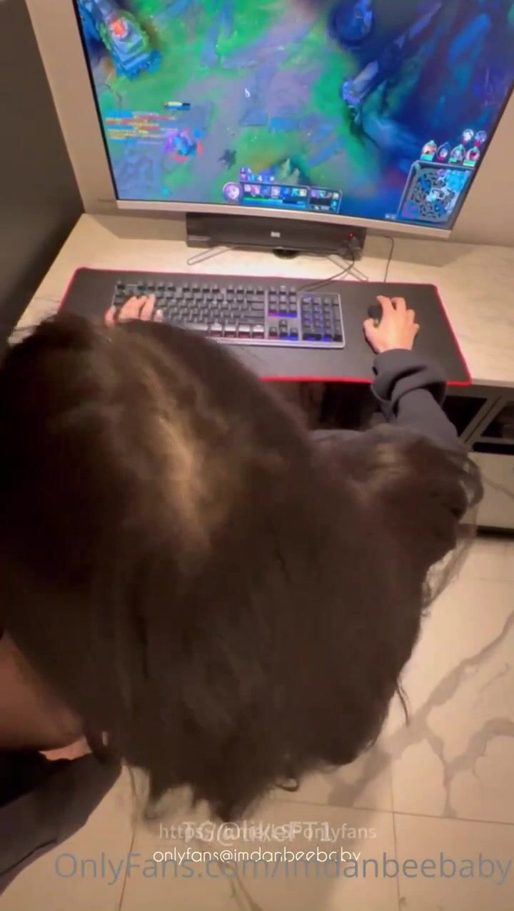 反差性感尤物 正在玩游戏的小姐姐被按倒在桌子上后入，暴力后入翘臀 每一下都插的好深