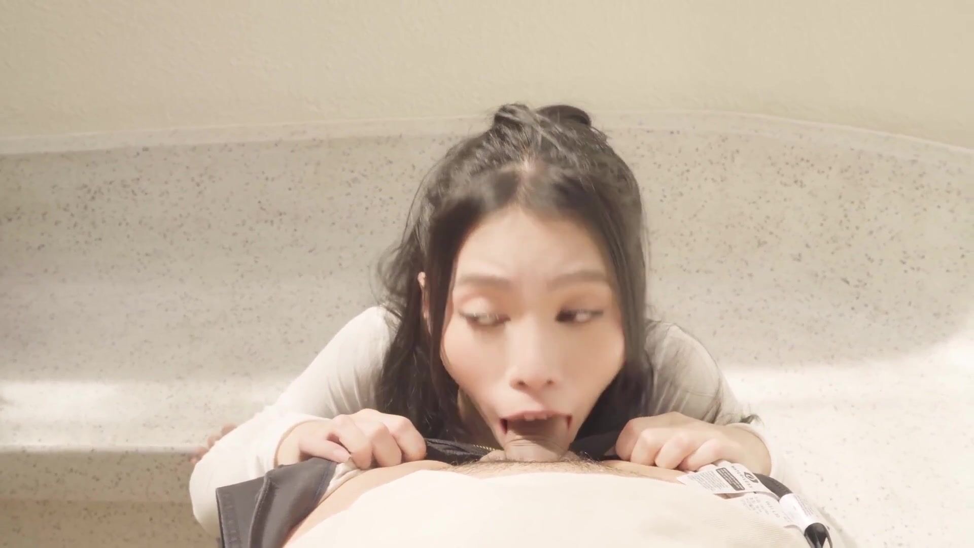 大奶美女吃鸡啪啪 在室外扒下牛仔裤撅着屁屁无套后入 内射 回房在补一枪 哥们真能射