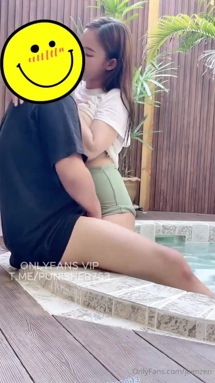 巨乳美眉 皮肤白皙身材丰腴 鲍鱼肥嫩 在露天泳池被男友无套输出 口爆颜射