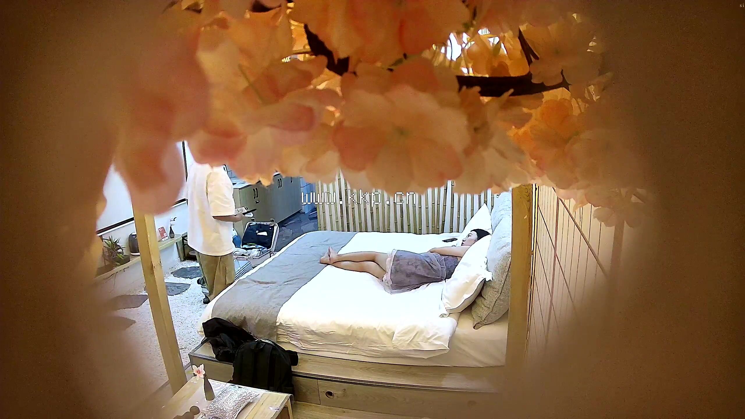 昨日最新4-30酒店偷拍！穿的很仙女裙的小仙女和抠逼男友！颜值超级高，很甜美，身材很苗条