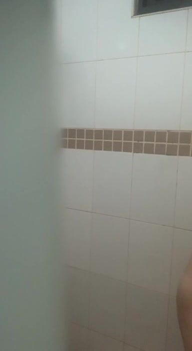 得知表妹要来家里住几天 赶紧去买了一个摄像头藏在卫生间