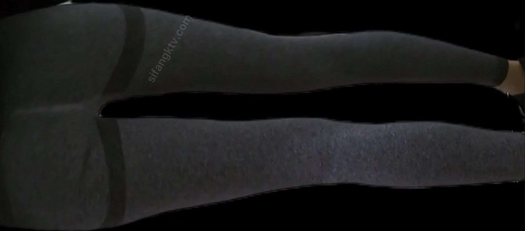 小县城路边沟厕全景偷拍高颜值的美女完美的把大鲍鱼展示出来