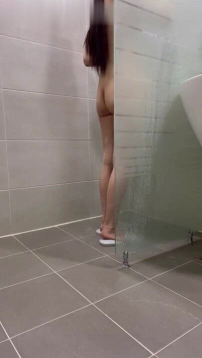 某工作室摄影师浴室偷放设备偷拍 准备拍写真的模特洗澡刮逼毛