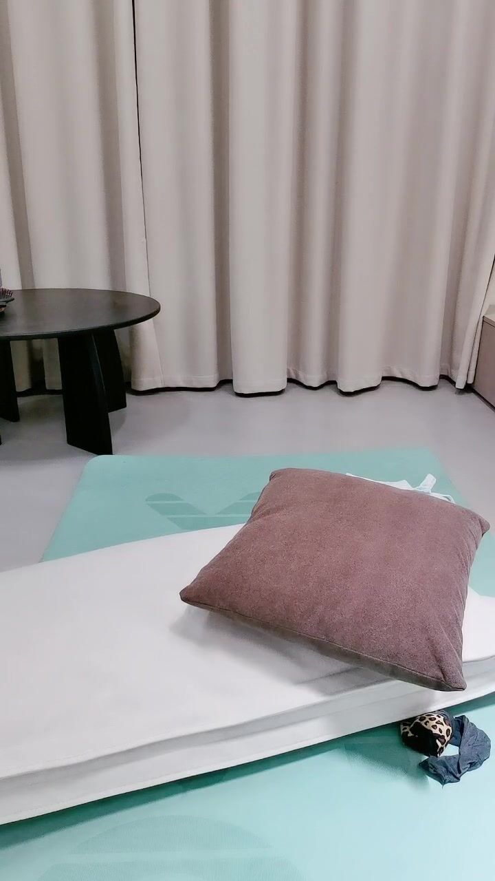 一字马极品尤物女神！丝袜美腿，站立一字马，假屌捅骚穴，地上骑乘抽插，低低呻吟，极度诱