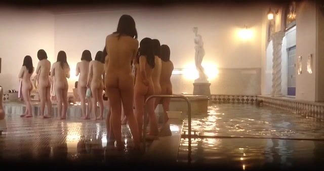 -贵在真实，重点高校校内学生浴池女生间偸拍内部春光，周末一波接一波妹子来洗香香，环肥燕瘦青春胴体.