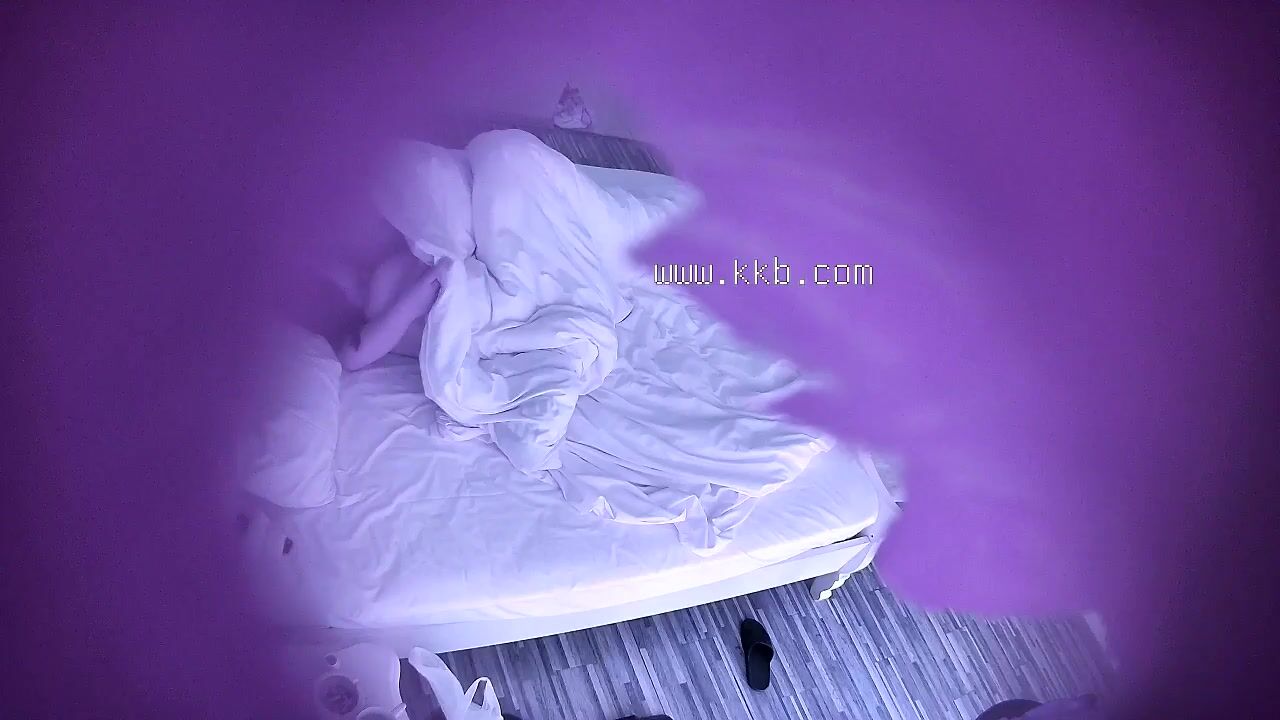 5-5新流出酒店偷拍 干完一炮的腻歪情侣吃东西都不忘扣逼蘸着淫水吃