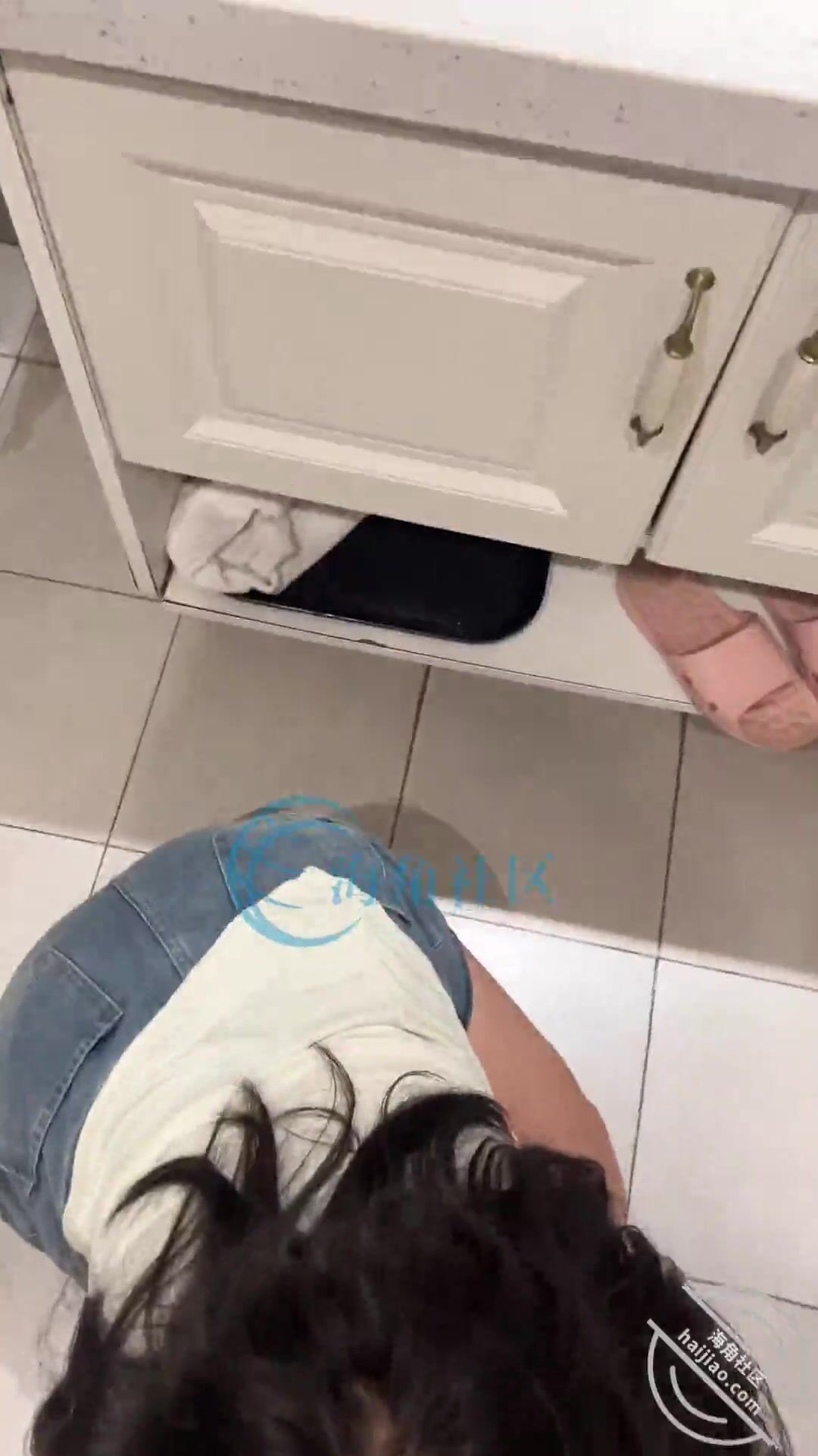 海角社区乱伦大神奶子正义 和老婆的妹在厕所里乱伦,牛仔包臀裙的极品巨乳小姨子就是我的厕所