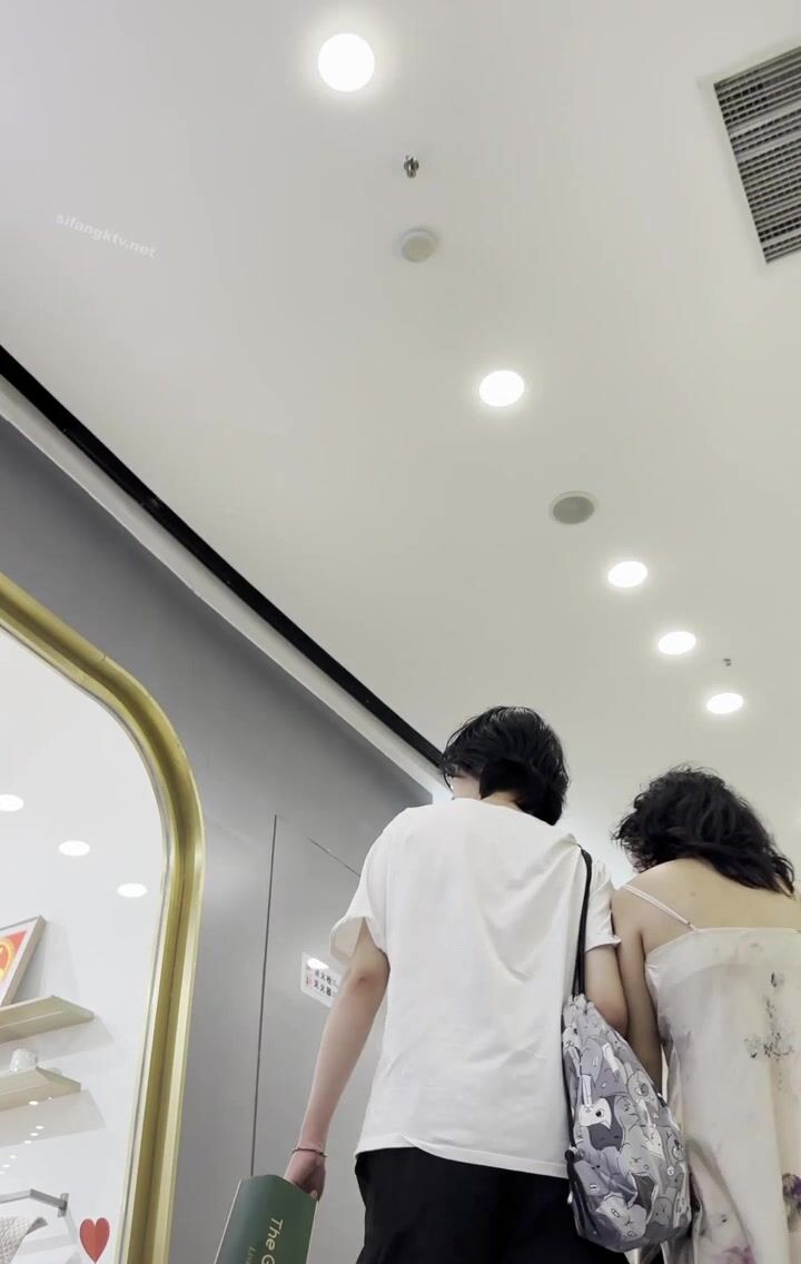 商场一路跟踪抄底吊带裙纹身女⭐骚的很里面没有穿内裤大肥B在眼前晃来晃去