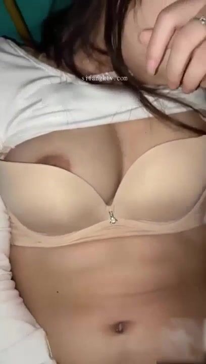 《叔嫂乱伦》这次趁着家里没人 终于插入嫂子的身体 成功把她操掉了