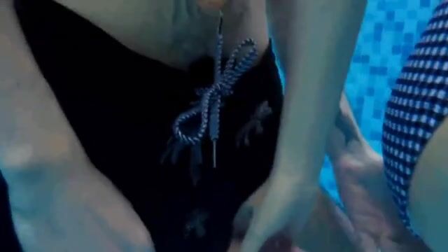 精品推荐 双飞嫩模 双飞闺蜜姐妹花，极品嫩模香港激情之夜，无套后入狂艹，颜射一脸