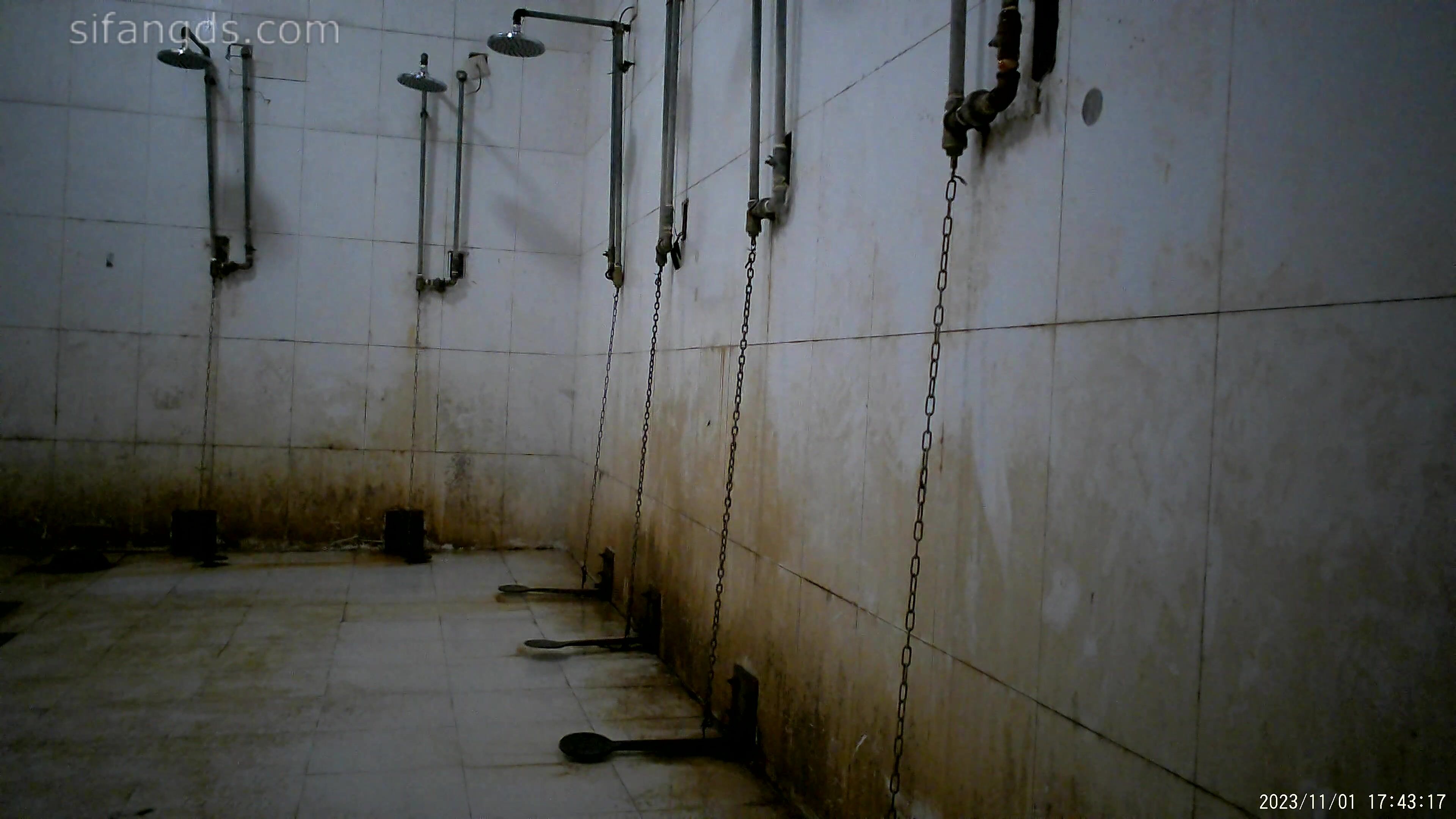 私房五月最新流出 大神高价雇学妹潜入高校旧校区浴室偷拍~青春靓丽朝气爆棚