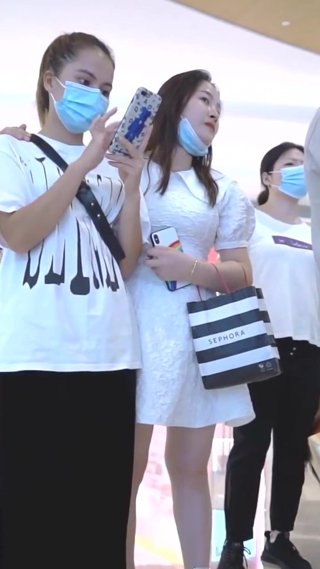 -偷窥气质漂亮人妻 皮肤白皙 身材丰腴 蕾丝透明内内 饱满大屁屁很诱惑