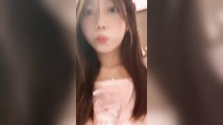 露脸清纯反差婊『欢欢』 清纯淫荡切换只在一瞬间，看似清纯背后是个渴望被大鸡巴灌满骚穴的反差婊母狗 口舌特写