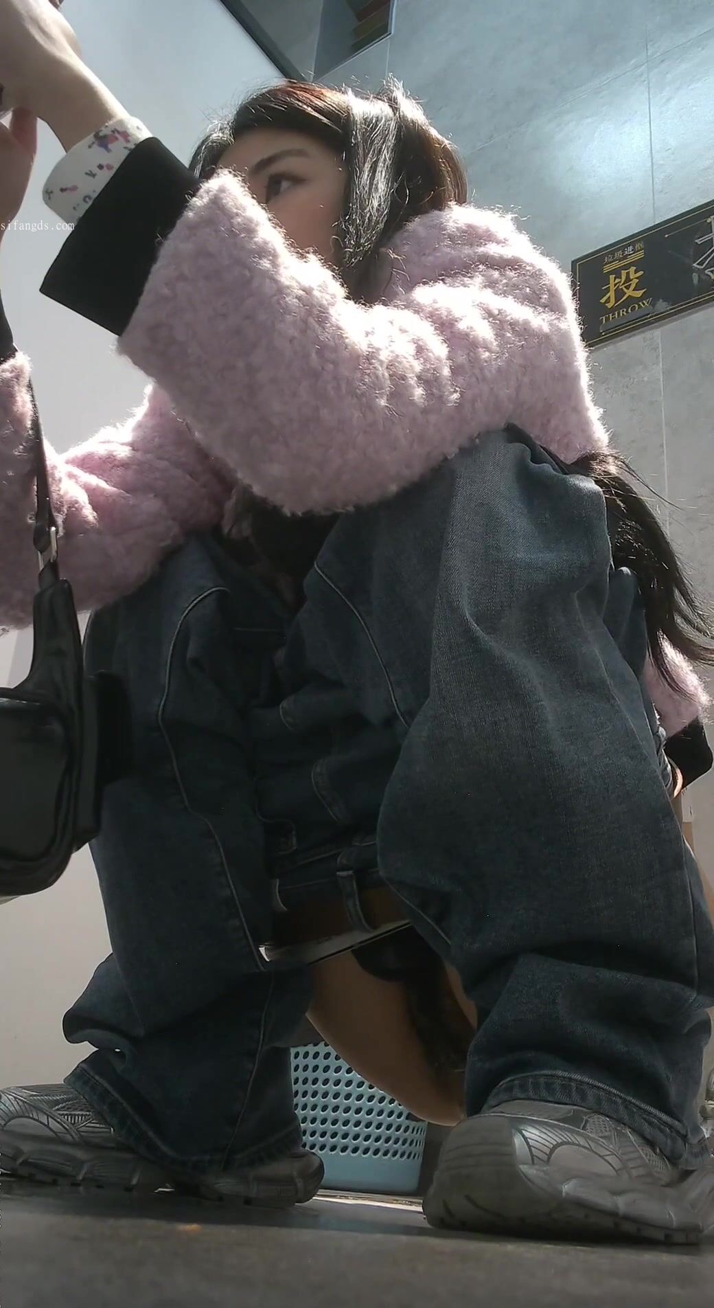 商场女厕全景偷拍多位小美女 其中一个美女BB里塞了棉棒 拔出来的一刹那貌似很爽的样子