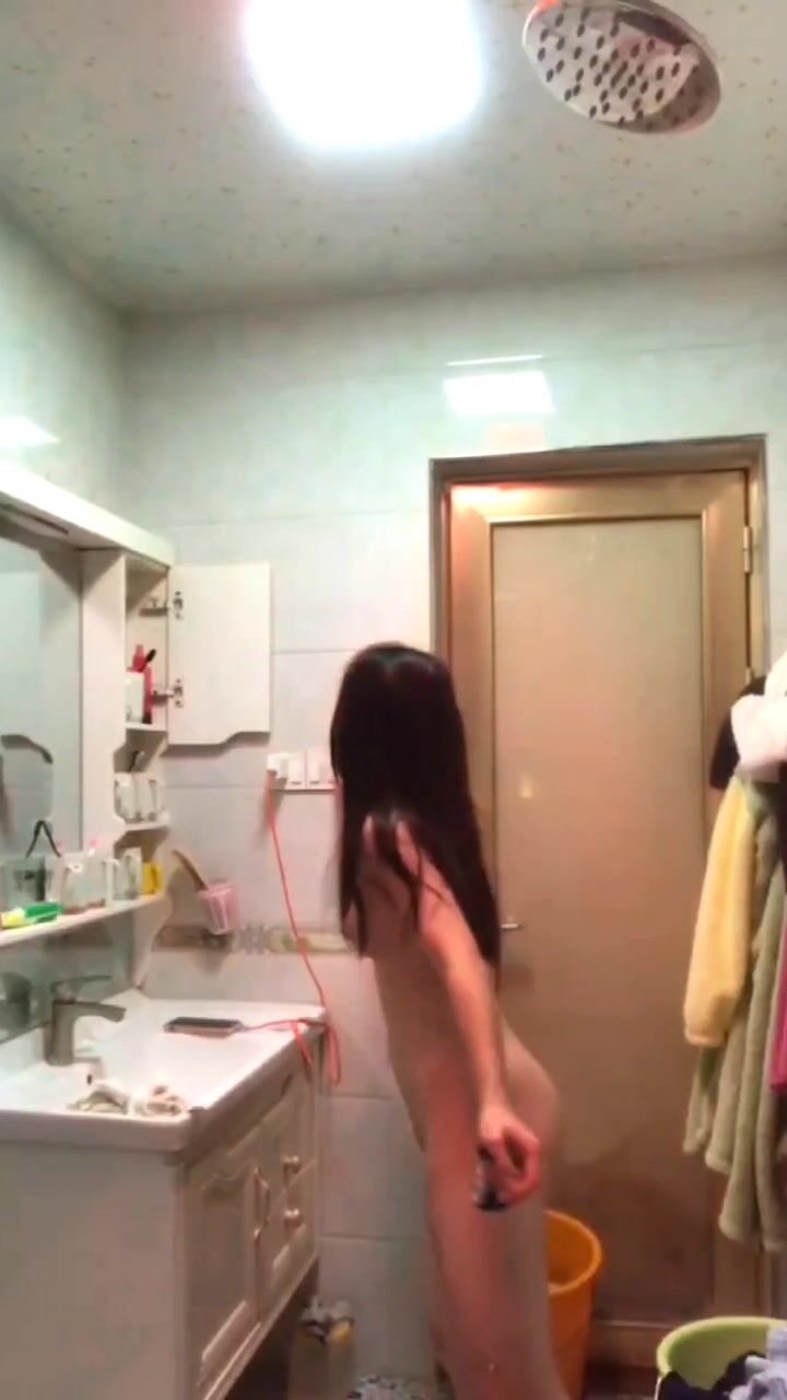 研学旅行时偷拍女同学洗澡,挺爱干净的一个女孩,洗澡的时候把内衣和袜子都洗干净了