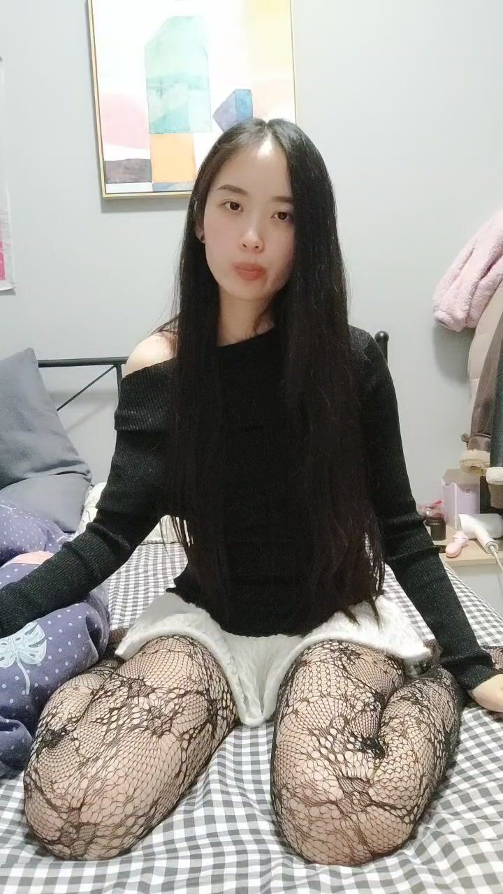 黑长直新人气质美女！强烈要求大秀！极品美腿网袜，脱光光自摸揉穴，掰开给你看，妹妹好想被操