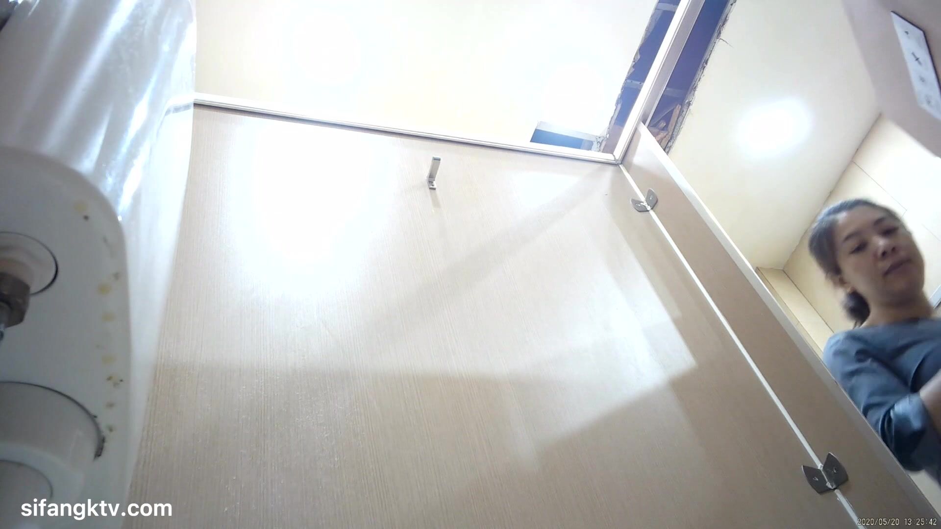 商场女厕全景偷拍多位美女嘘嘘各种美鲍完美呈现