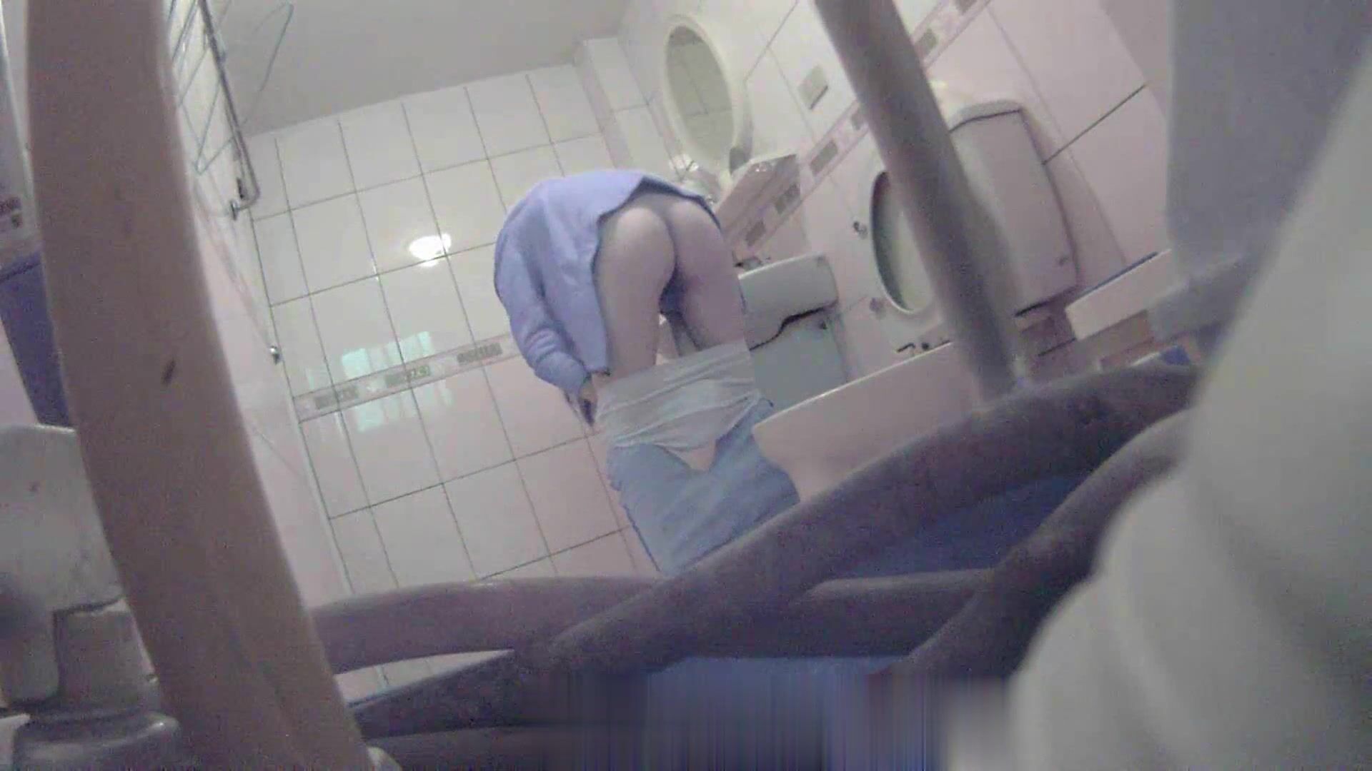 坑闺蜜浴室洗手盆偷装 监控偷拍室友上厕所换卫生巾擦拭内裤的污迹