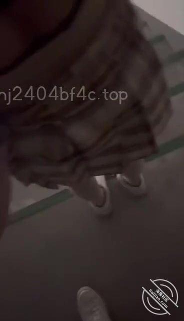 -超顶清纯JK白丝妹妹《妹妹同居生活》在学校内做爱 楼梯间赤裸淫交 太刺激了