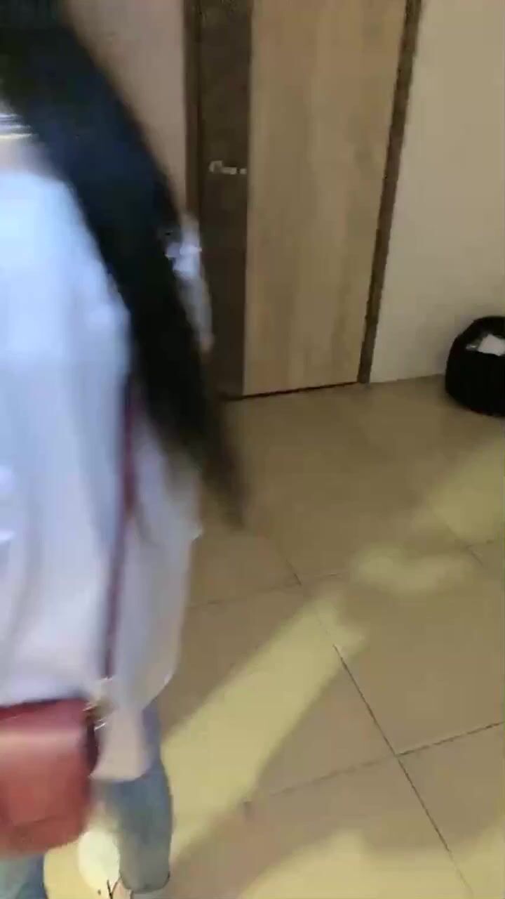 【河南真实乱伦事件】真狗堂兄用零花钱骗到表妹户外公共厕所开苞破处，猪狗不如