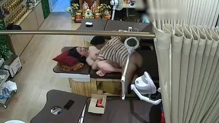 美容店偷拍 绝美老板娘下班后和相好的偷情，直接在按摩床上开炮，超猛超凶超厉害