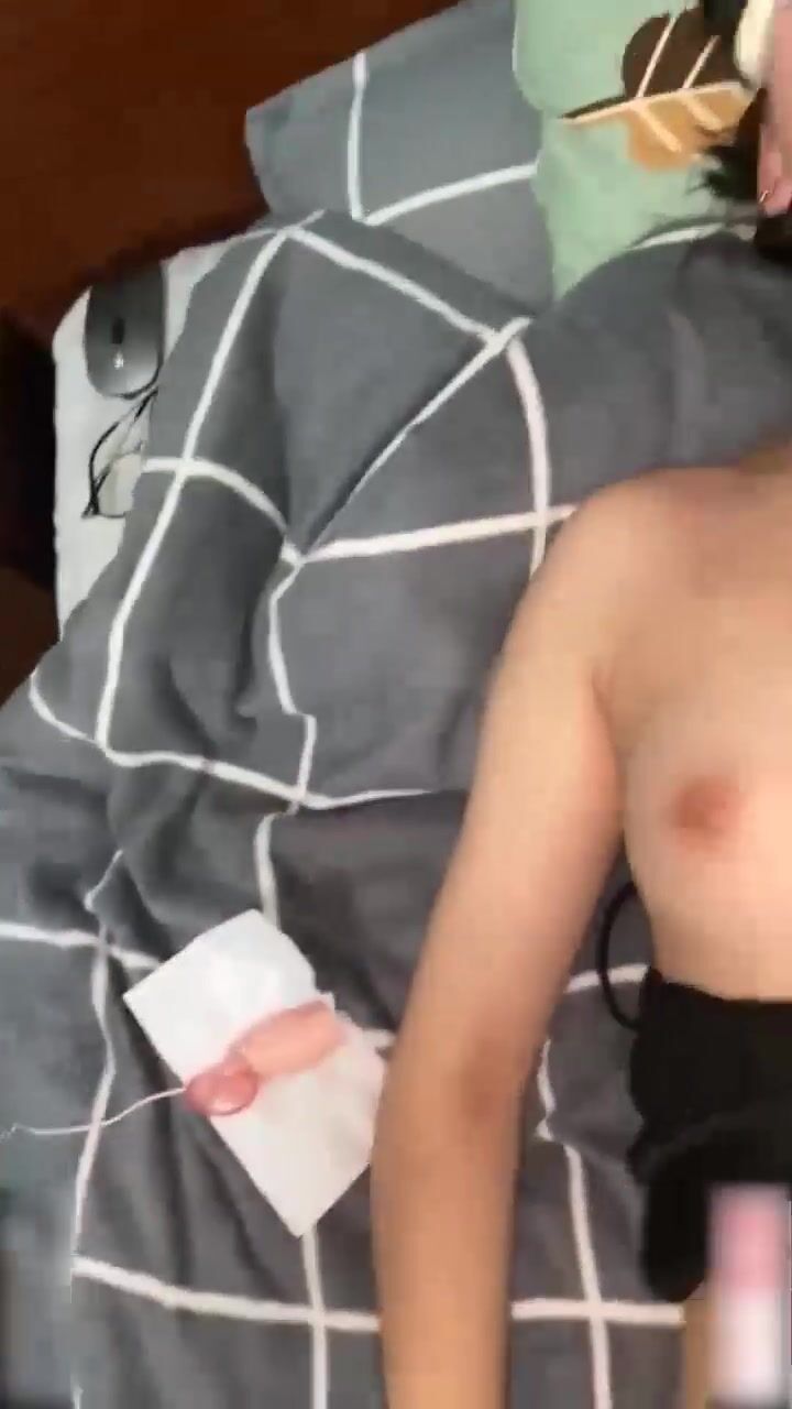 约炮极品萝莉18岁高三反差嫩妹逃课来找我做爱，啪啪期间RUSH来助兴，用了之后简直浪的一逼