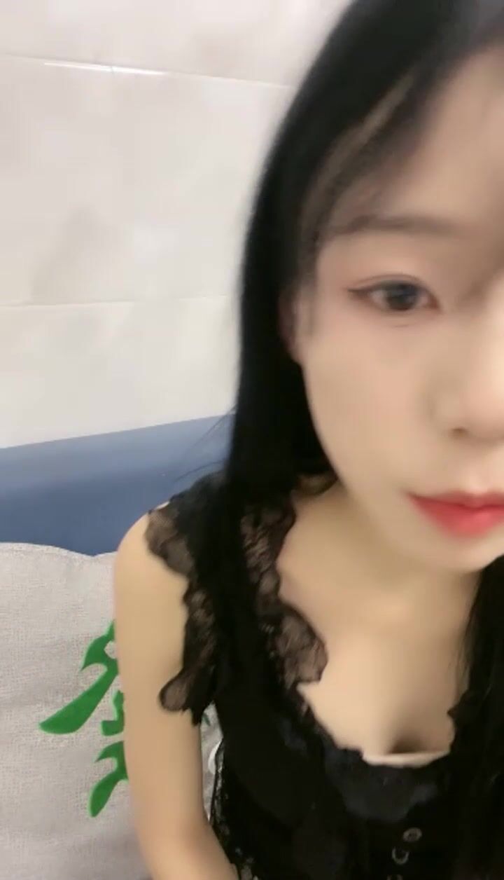 -极品尤物小女友，苗条身材大长腿，居家操小骚逼，骑乘位打桩猛怼，最后冲刺，射在嘴里妹妹爽翻