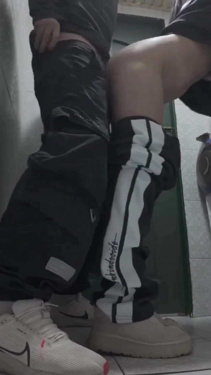 厕拍一对情侣躲在厕所偷吃禁果,妹子的奶子很极品,看了忍不住想上手摸两把