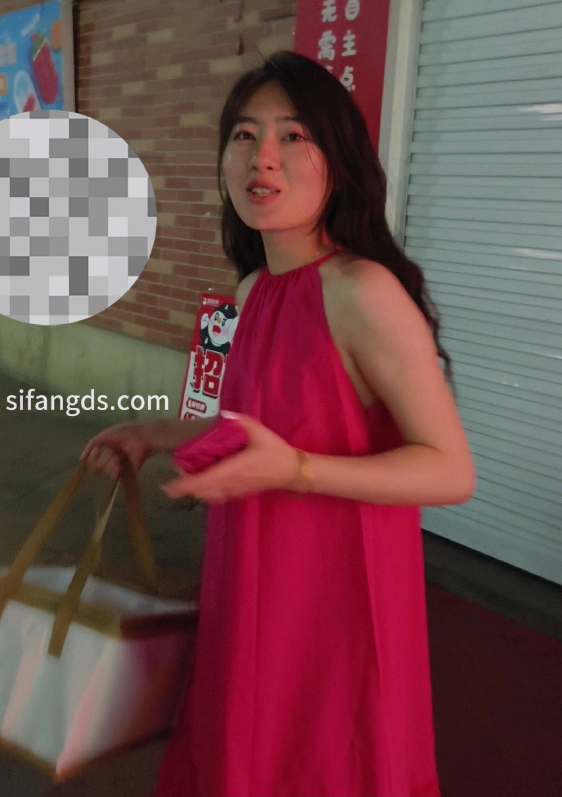 厕拍大神KR步行街公厕偷拍 高颜值红裙美女尿尿出来还故意搭讪问她要微信实在太屌丝了