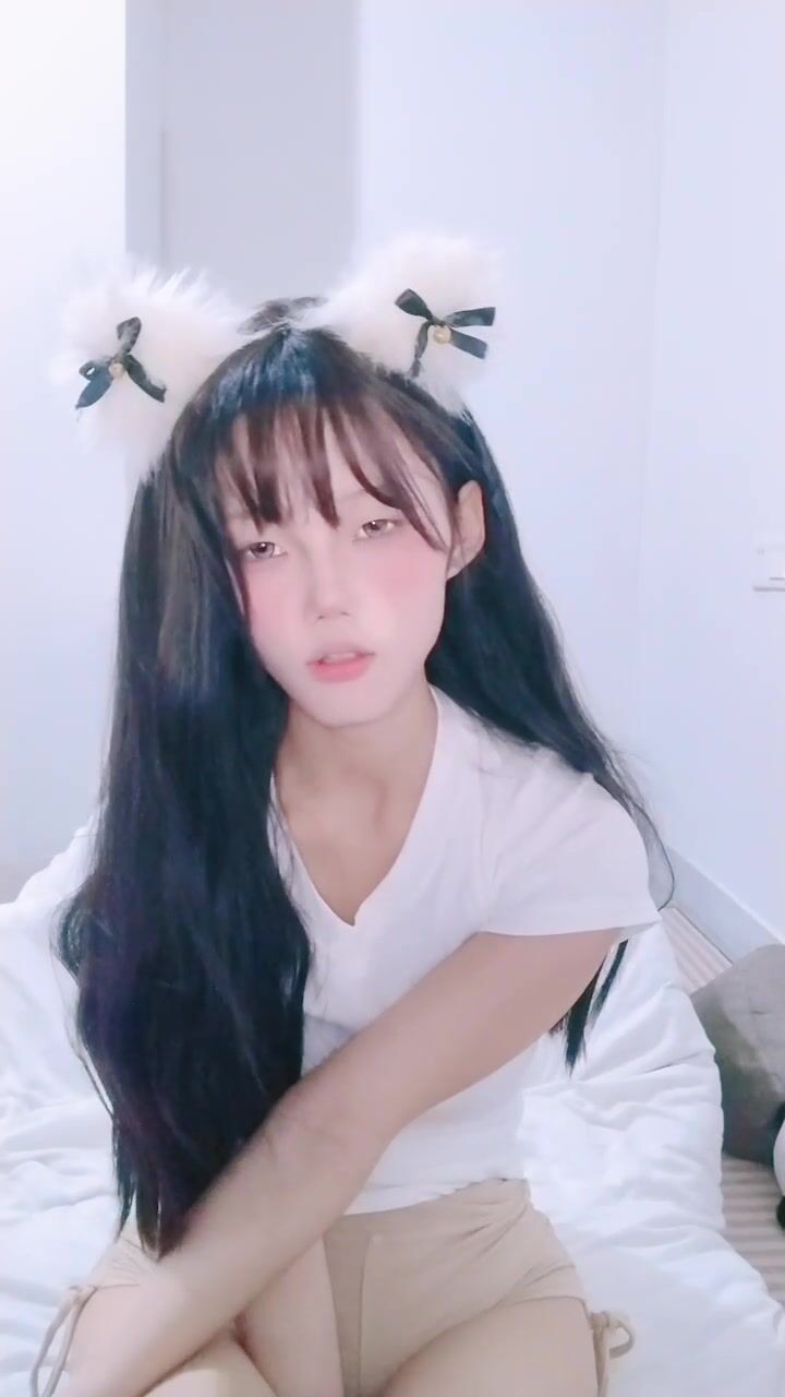 外表清纯极品美少女，细腰美臀好身材，超级嫩，白丝袜掰穴自摸，翘起光滑美臀摇摆，极度诱惑