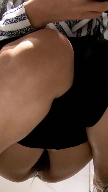 -路边公厕全景偷拍两位美少妇的极品肥鲍鱼