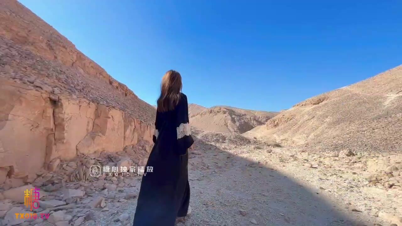 美杜莎 寂寞少妇户外旅行露出手淫 野战口爆 被有妇之夫爆肏浪声淫叫 榨汁喷射蜜臀做完还想要