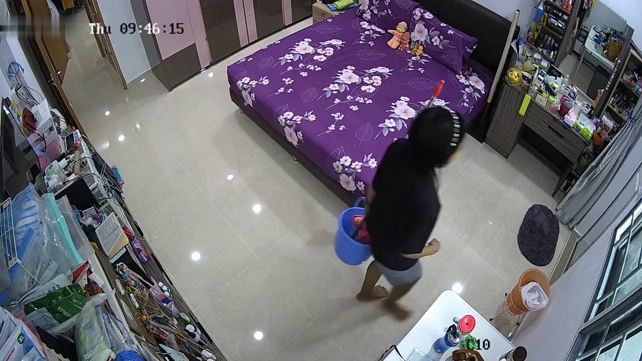 黑客破解家庭监控摄像头偷拍 卫生间丰满女主与佣人洗澡上厕所