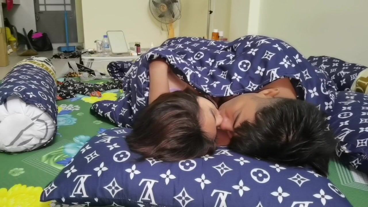 -小伙暗藏摄像头偷拍和漂亮女友啪啪全过程