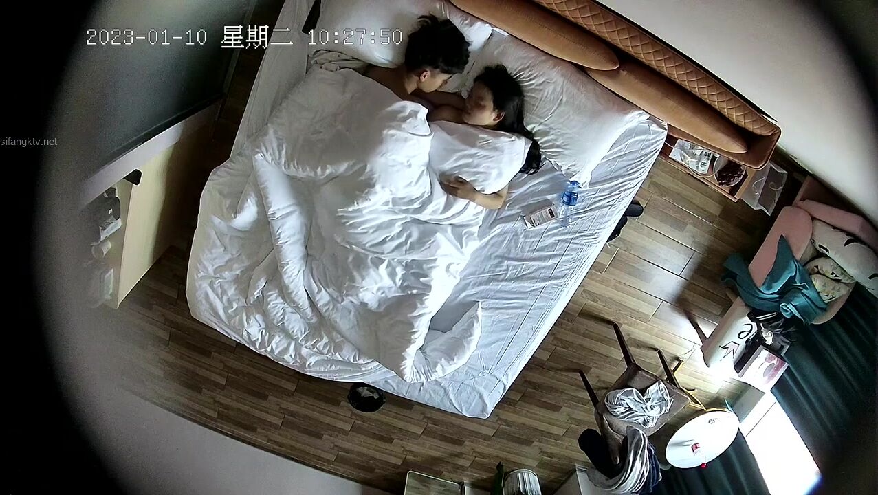 贵在真实纯上帝视角偸拍小情侣大白天开房造爱，妹子身材不错，看得出来女的性经验不多.