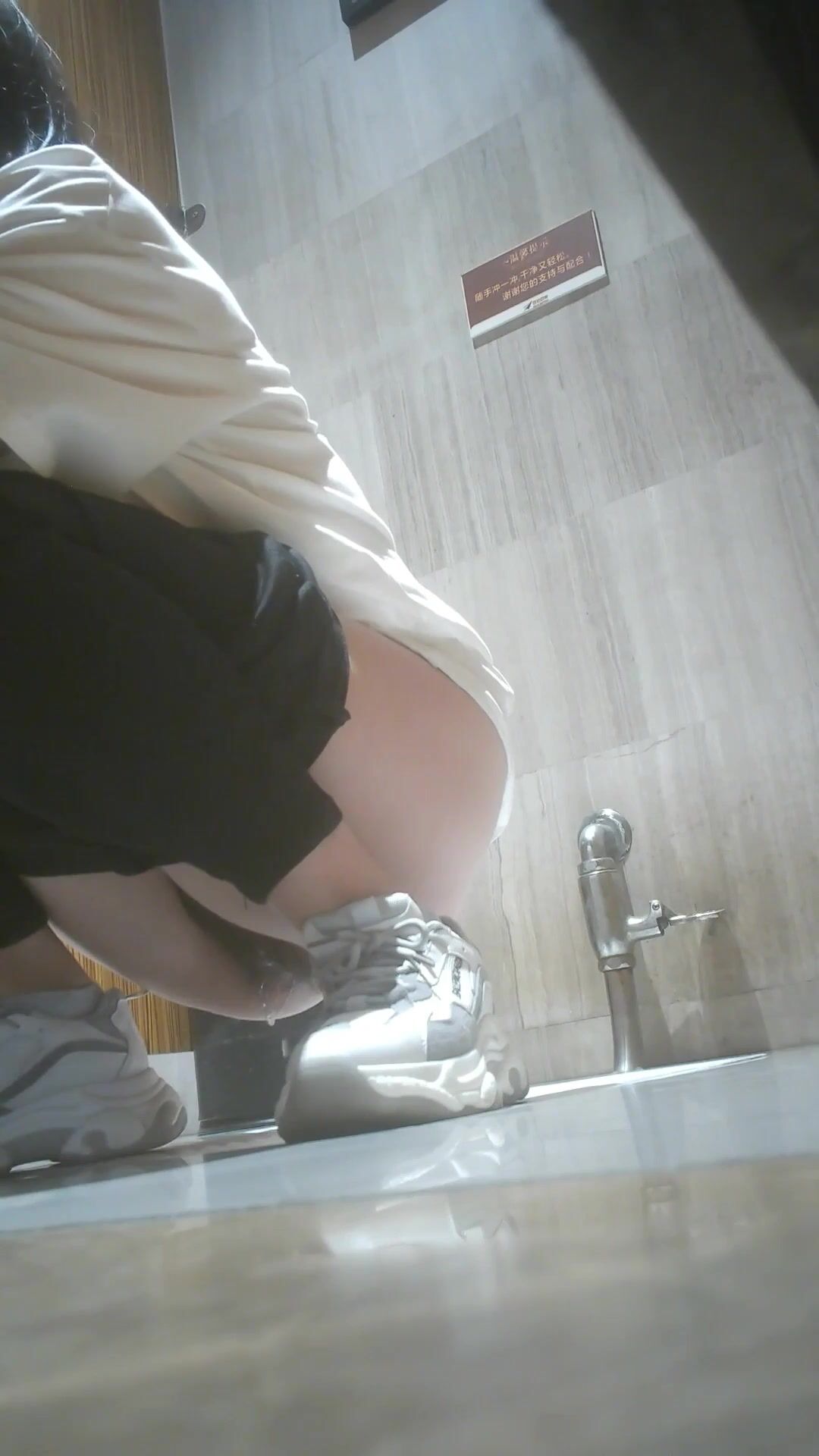 餐厅女厕全景偷拍多位美女店员和美女食客前来嘘嘘