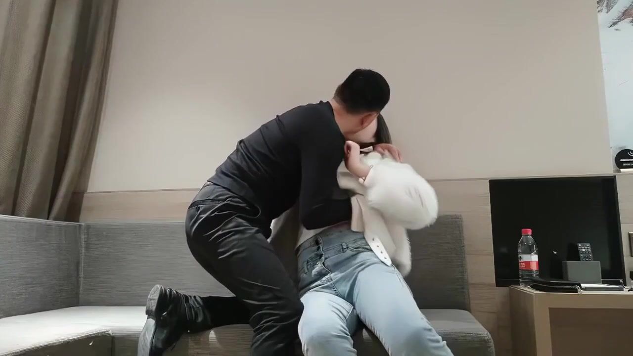 高颜小姐姐 我不喜欢可以了不要了 身材高挑大长腿性格温柔 深喉吃鸡粉穴被大哥又抠又舔受不了 操的爽叫连连